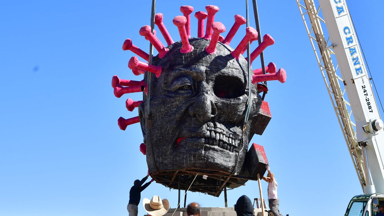 People help place artist Chen Weiming's latest sculpture,