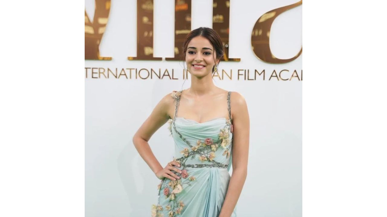 Ananya Panday looked cute in blue on the green carpet of IIFA Rocks 2022. Credit: IIFA