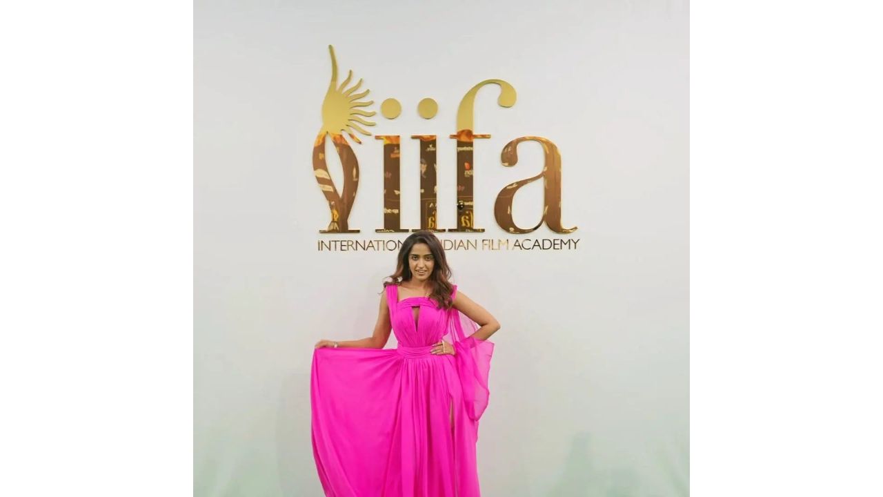 Singer Asees Kaur looks stylish in a pink gown on the green carpet. Credit: IIFA