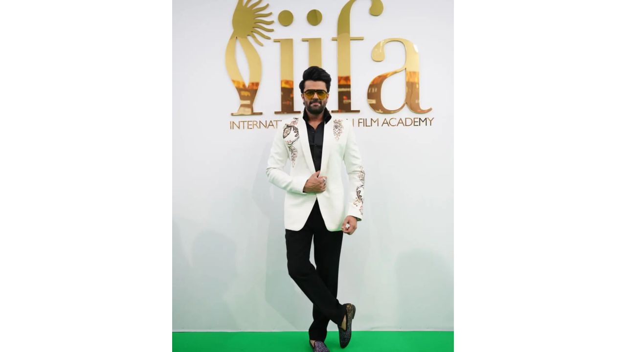 Maniseh Paul looks charming as he graces the green carpet. Credit: IIFA