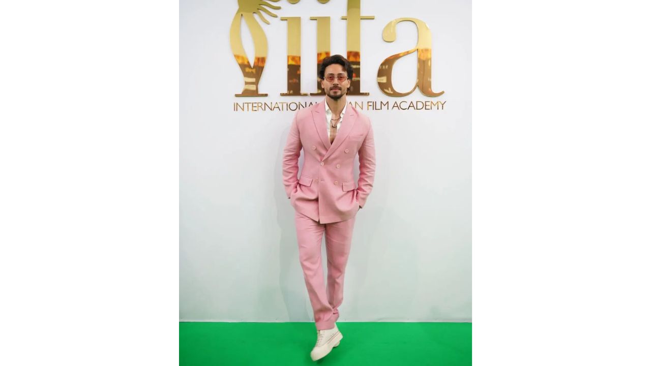 Tiger Shroff looks handsome in a pink suit at IIFA Rocks 2022. Credit: IIFA
