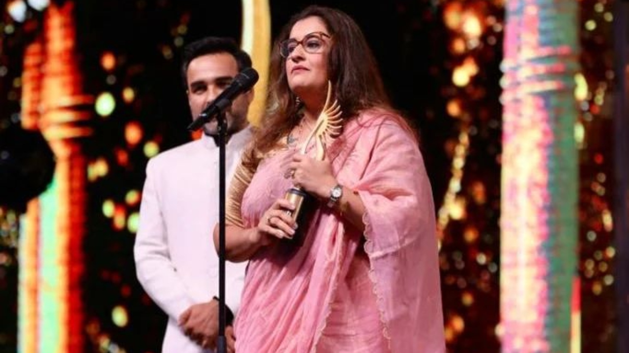Kausar Munir bagged the best lyrics award for the song 'Lehre Do' from Kabir Khan's '83'. Credit: IIFA