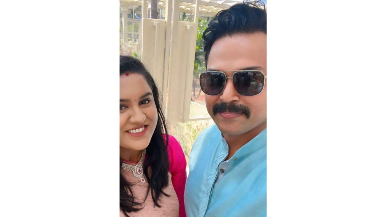 Karthi clicks a selfie with Maalica at the wedding. Credit: Instagram/maalica.ksr