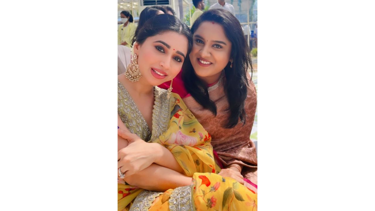 Aarti Ravi and Maalica get clicked at Nayanthara and Vignesh Shivan's wedding. Credit: Instagram/maalica.ksr