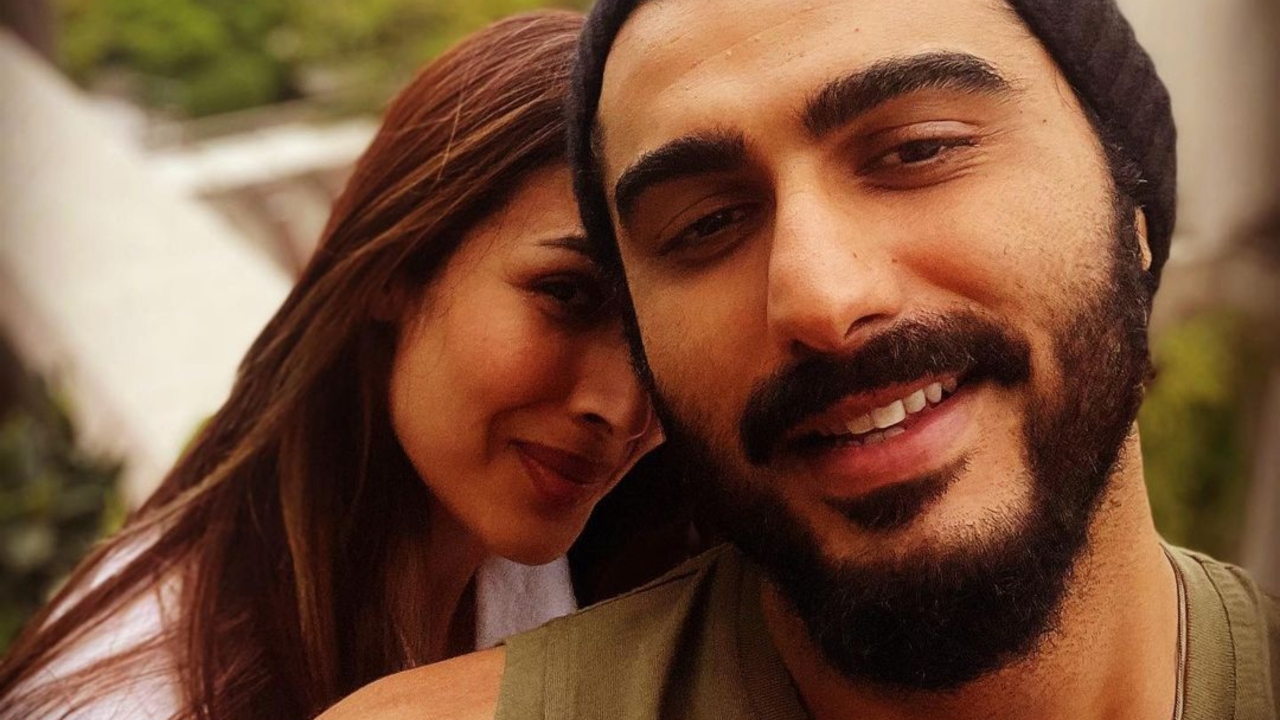 Malaika Arora and Arjun Kapoor look adorable in this pic. Credit: Instagram/arjunkapoor