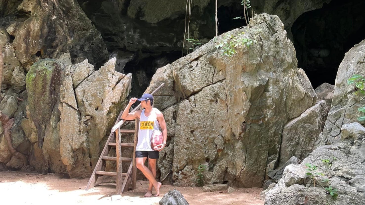 Seen here, the couple posing for a candid picture. These pictures have left netizens in splits. Credit: Facebook/Raymond Tan Fortunado