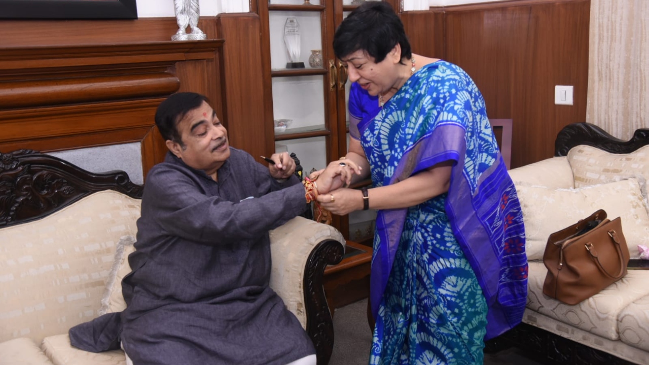 Politician Bharati Lavekar celebrated Raksha Bandhan by tying a rakhi on the wrist of Minister of Road Transport and Highways, Nitin Gadkari. Credit: Twitter/@LavekarBharati