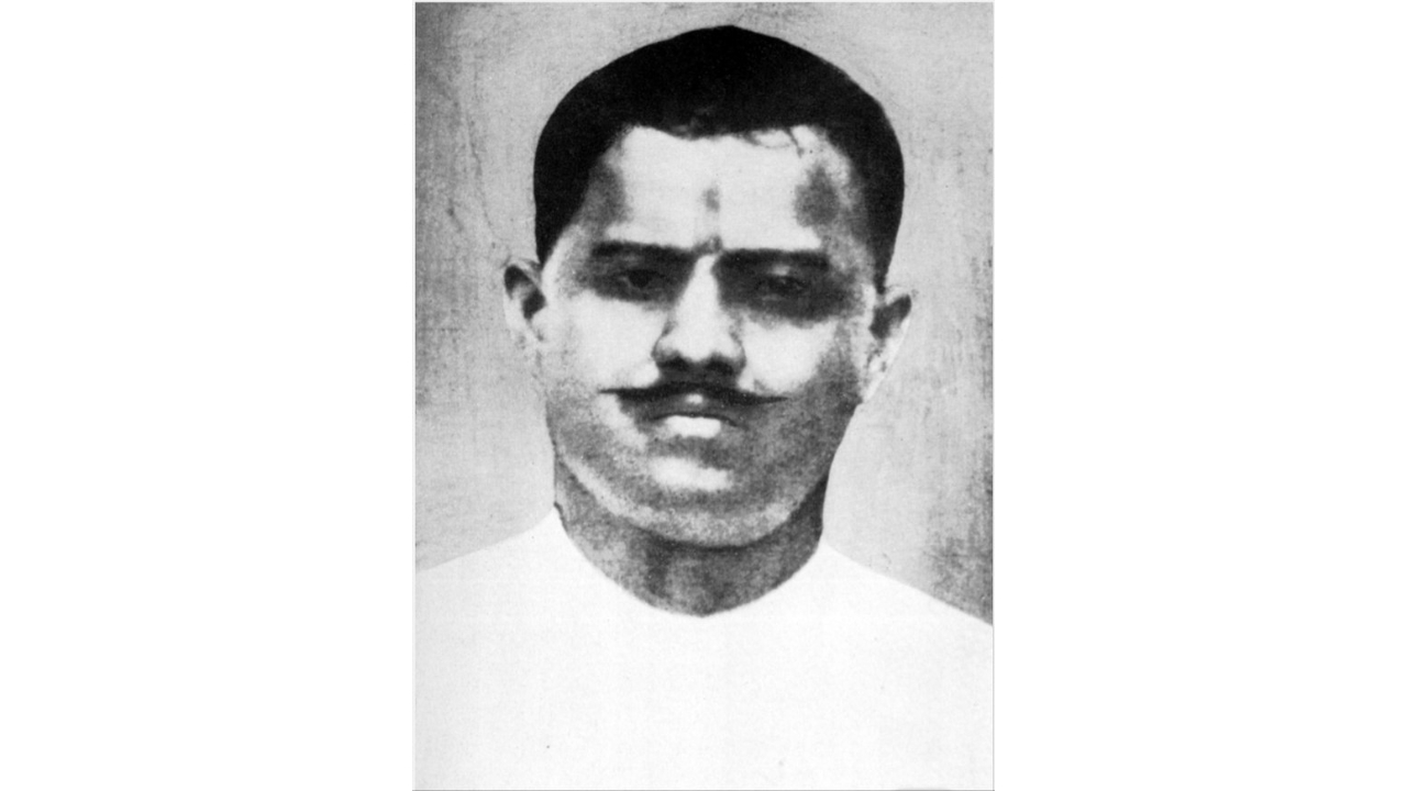 Sarfaroshi ki tamanna ab hamare dil me hai, dekhna hai zor kitna baazu-e-qaatil me hai | Ram Prasad Bismil was a freedom fighter and patriotic poet who wrote in Hindi and Urdu using the pen names Ram, Agyat and Bismil. Bismil was one of the founding members of the revolutionary organization Hindustan Republican Association. Credit: Wikimedia Commons