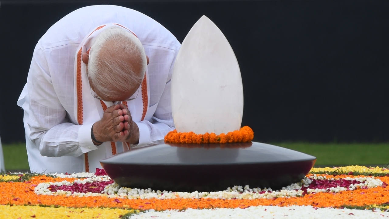 Prime Minister Narendra Modi offers tribute to former Prime Minister Atal Bihari Vajpayee on his fourth death anniversary at his memorial Sadaiv Atal, in New Delhi. Credit: PTI Photo