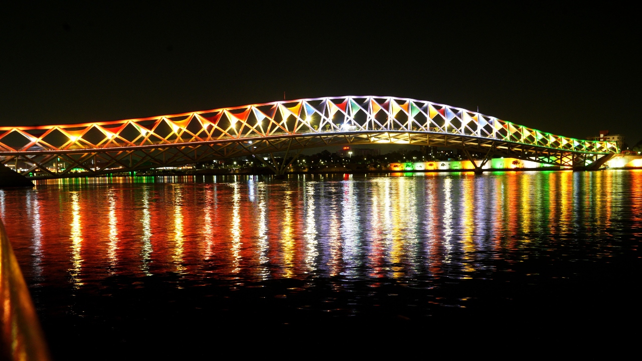 PM Modi unveils 'Atal Bridge' on Sabarmati river in Gujarat. Credit: PTI Photo