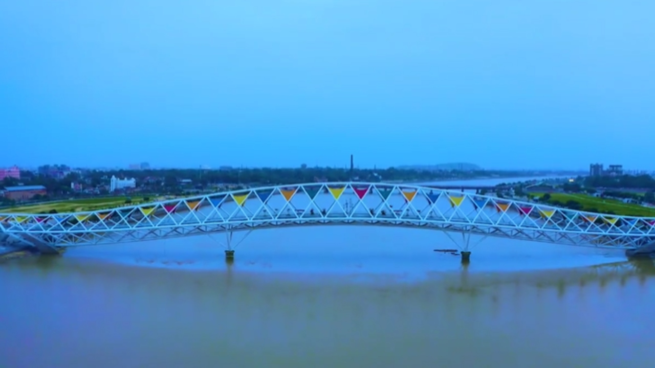 The 'Atal Bridge' is an iconic pedestrian bridge between Elli Bridge and Sardar bridge near Sabarmati Riverfront. Credit: Twitter/@narendramodi