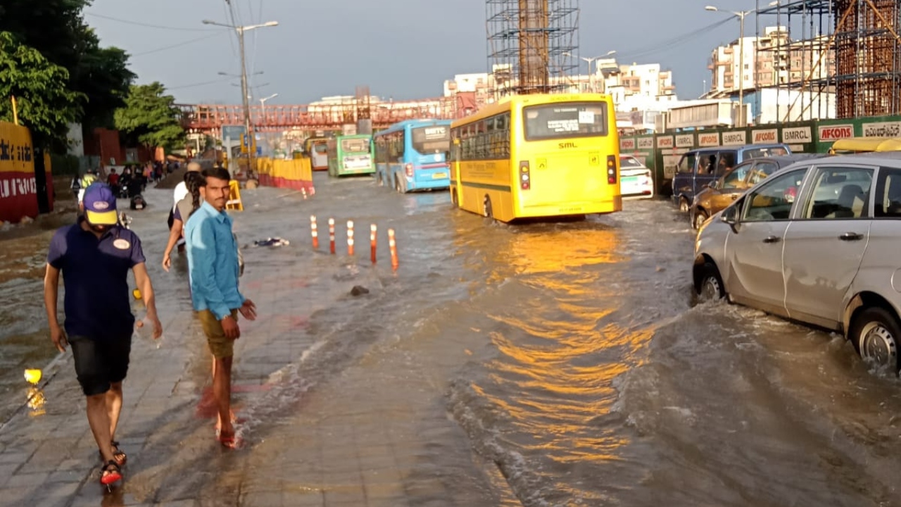 The HSR layout traffic took to Twitter and issued a traffic advisory as major roads witnessed waterlogging and route blockages. Credit: Twitter/hsrltrafficps