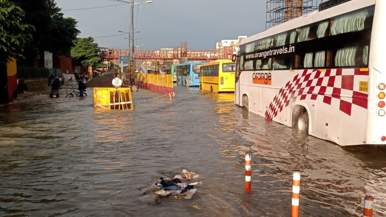 The incessant rain caused inconvenience to daily commuters. Credit: Twitter/hsrltrafficps
