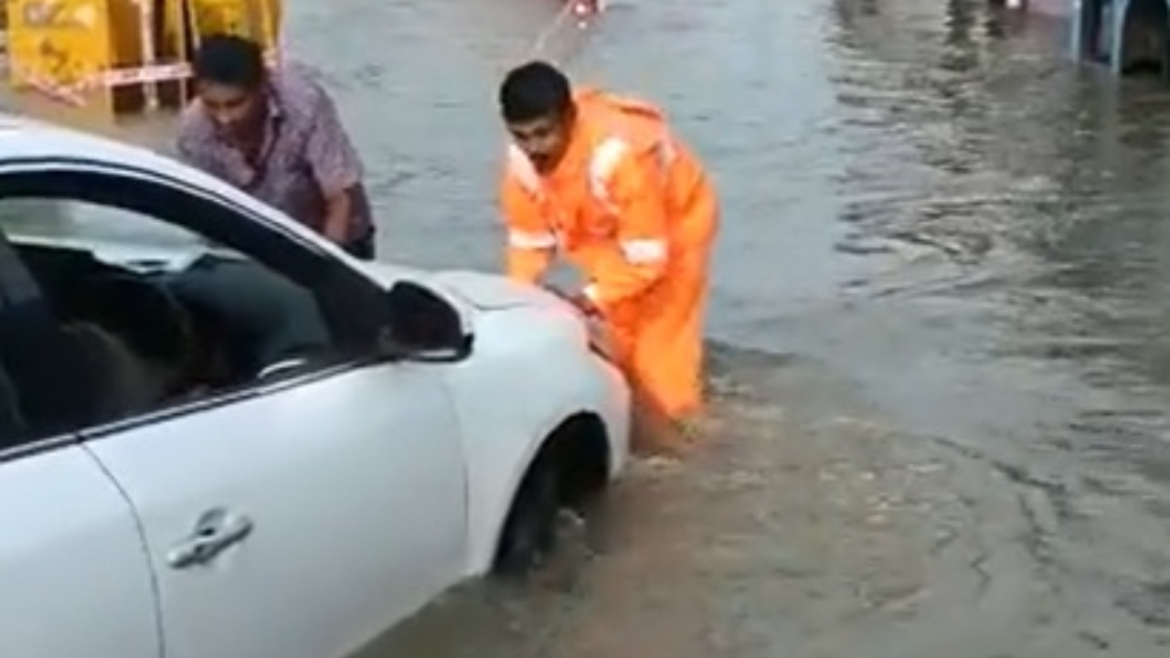 A car got stuck in the water near the echo world ORR area while other commuters manoeuvred their vehicles through the inundated road. Credit: Twitter/hsrltrafficps