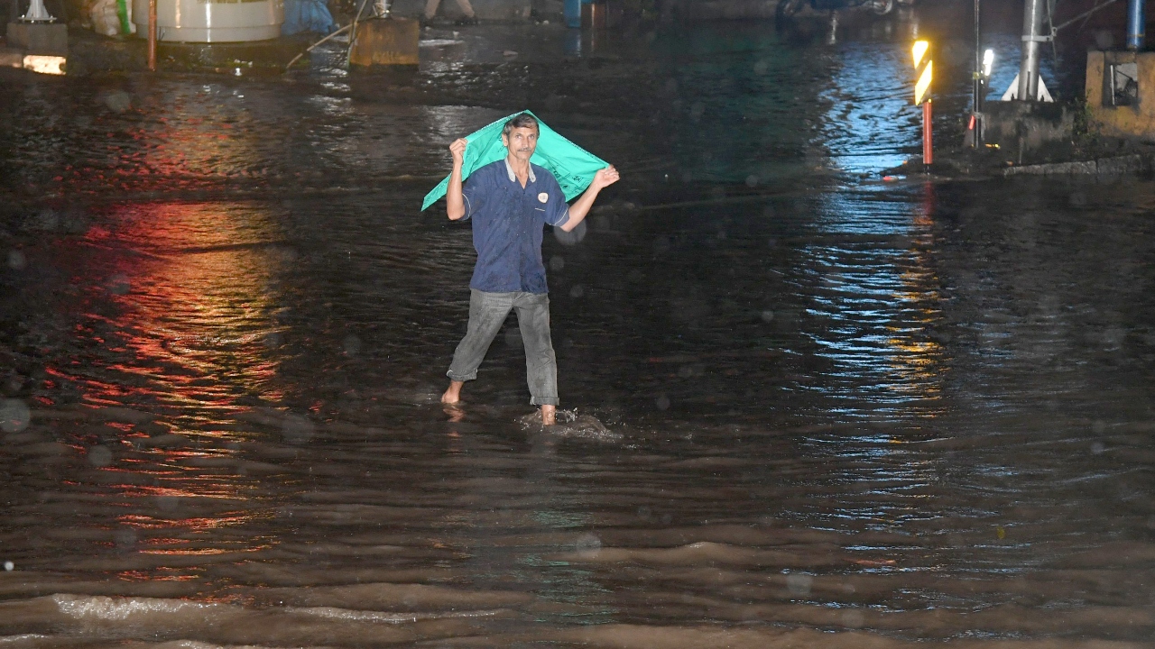 Major arterial roads and large swathes of Bengaluru have flooded once again after torrential rains pounded the city on Sunday (Sept. 4) night, in what may turn out to be a cloudburst on the wettest day on record for the city. Credit: DH Photo/ SK Dinesh