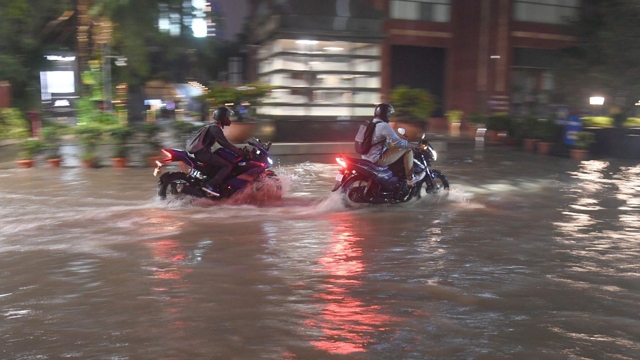 The floodgates opened into shopping streets such as Avenue Road, BVK Iyengar Road, KG Road, and Shivajinagar. Many apartment complexes were also flooded. Credit: DH Photo/ SK Dinesh