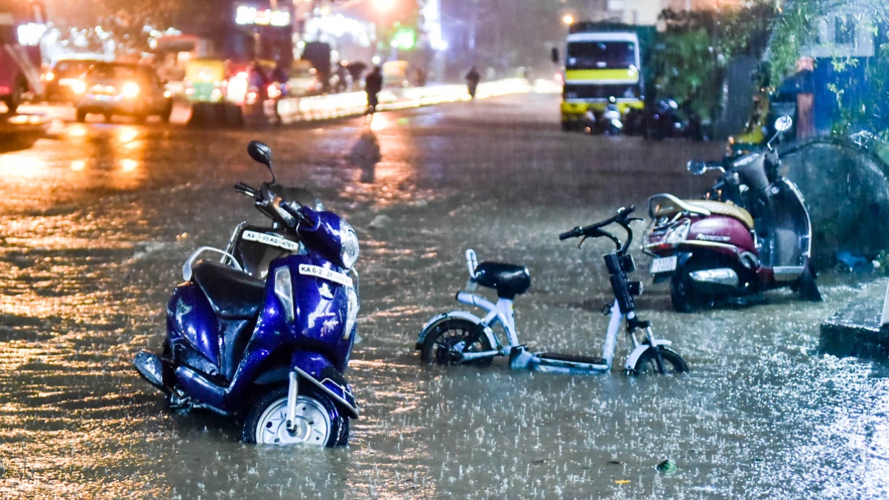 Weekend outings turned out to be a nightmare for thousands as traffic crawled on waterlogged roads and cab and auto drivers refused rides. Credit: DH Photo/ SK Dinesh