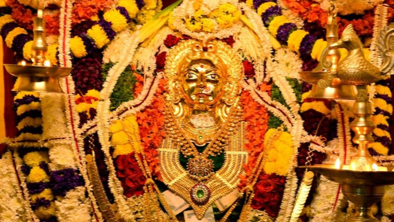 Sigandur Chowdeshwari Temple: Considered as one of the holiest temples in Karnataka, Sigandur Chowdeshwari temple draws a large number of devotees, especially during the Navratri. Located on the banks of the Sharavati River, people offer prayers to goddess Chowdeshwari seeking good health, wealth and prosperity in life. Credit: http://sigandurchowdeshwari.com