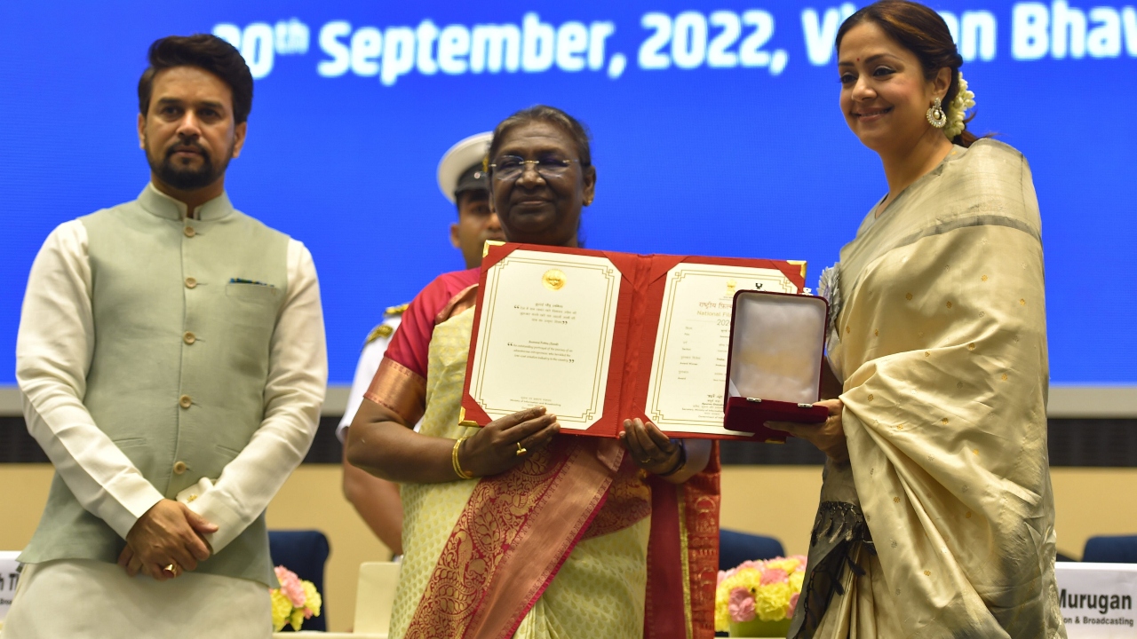 President Droupadi Murmu presents Best Feature film award for 'Soorari Pottru' to Jyothika Saravanan during the 68th National Film Awards presentation ceremony. Credit: PTI Photo