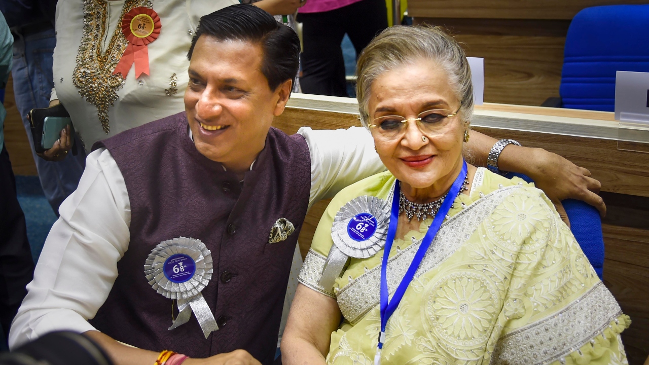 Dadasaheb Phalke Award winner Asha Parekh with film director Padma Shri Madhur Bhandarkar. Credit: PTI Photo