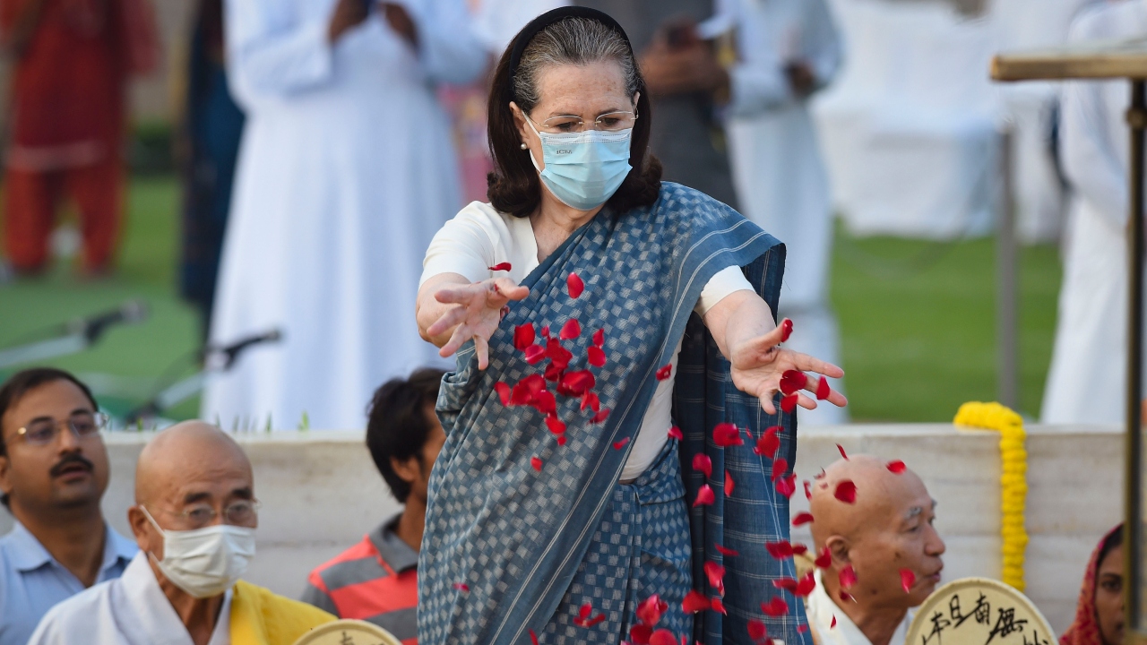 Sonia Gandhi pays floral tributes to Mahatma Gandhi on Bapu's 153rd birthday anniversary, at Rajghat. Credit: PTI Photo