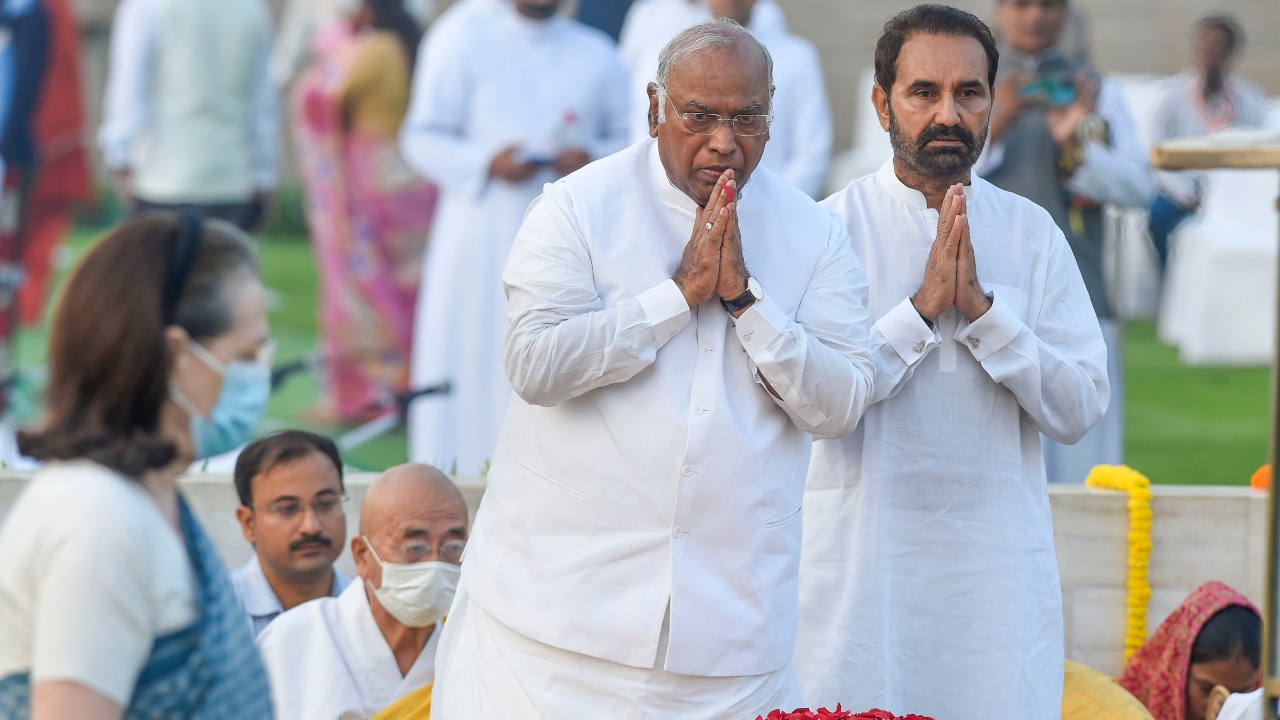 Congress leader Mallikarjun Kharge pays homage to Mahatma Gandhi. Credit: PTI Photo