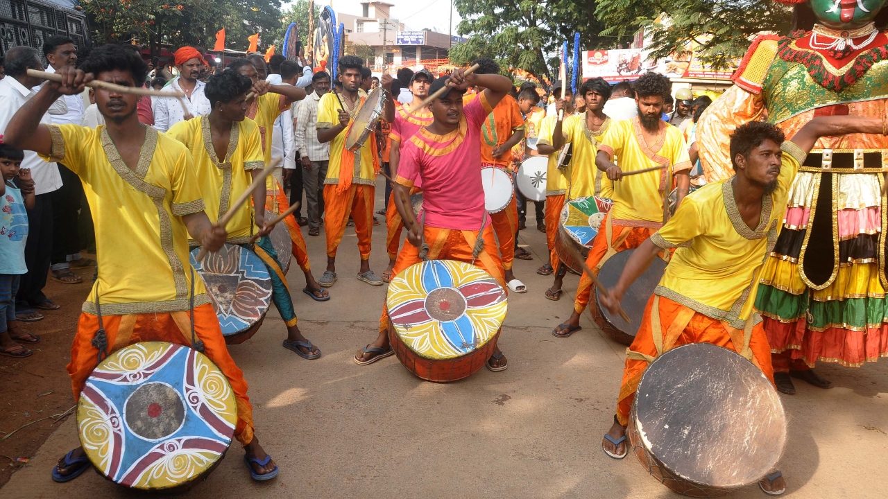 The procession also consisted of a number of artists and cultural groups and 47 tableaux from various districts, depicting the regional culture heritage. Credit: DH Photo