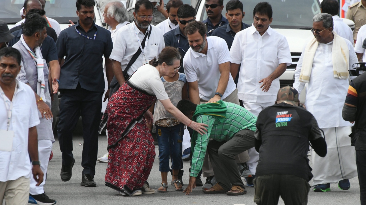 Sonia joined the padyatra briefly between Pandavapura and Nagamangala towns. Credit: PTI Photo