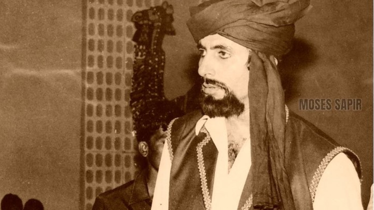 A candid photo of Bachchan during the shooting of the song 'Yaari Pe Kurban' from the film 'Geraftaar'. Credit: Moses Sapir