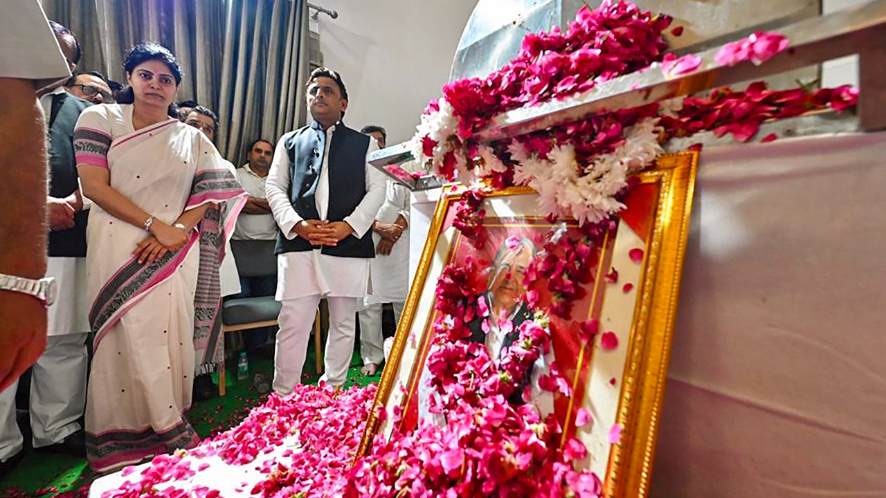 The mortal remains of the Samajwadi Party patriarch Mulayam Singh Yadav reached Saifai amid the chants of