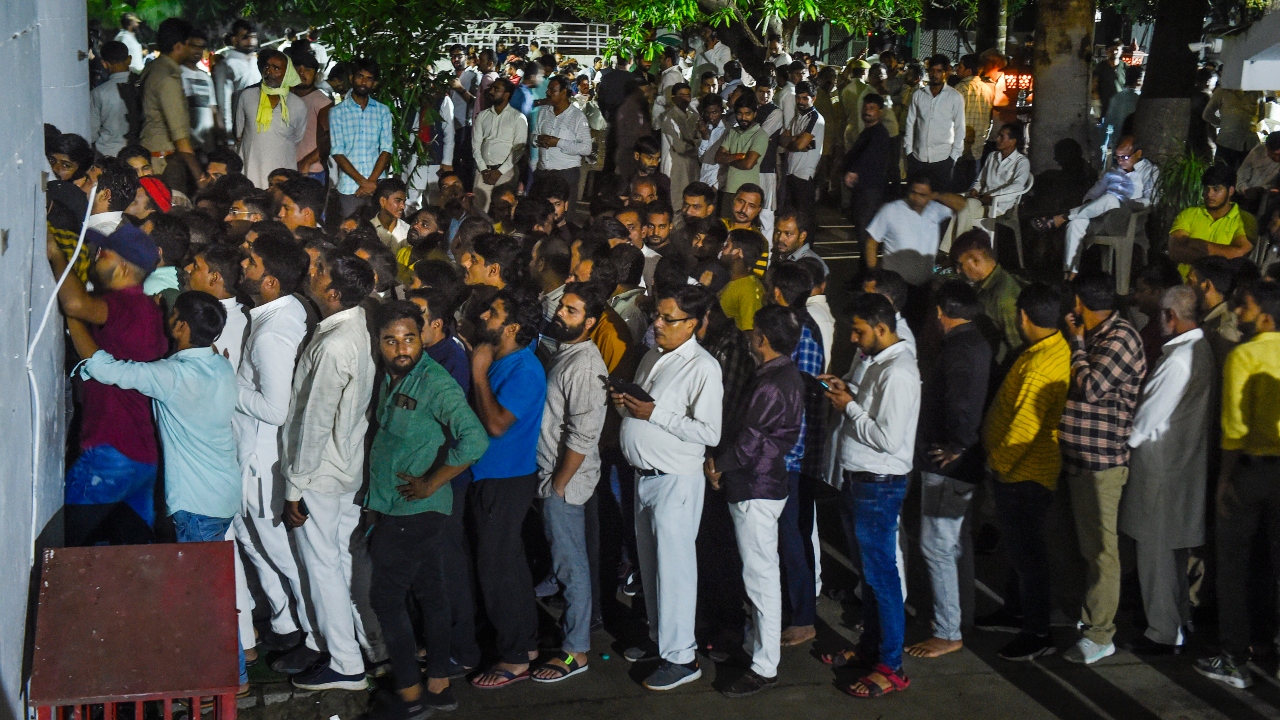 The grief-struck commoners and party supporters stood in queues outside the 'kothi' to pay their tributes. Credit: PTI Photo