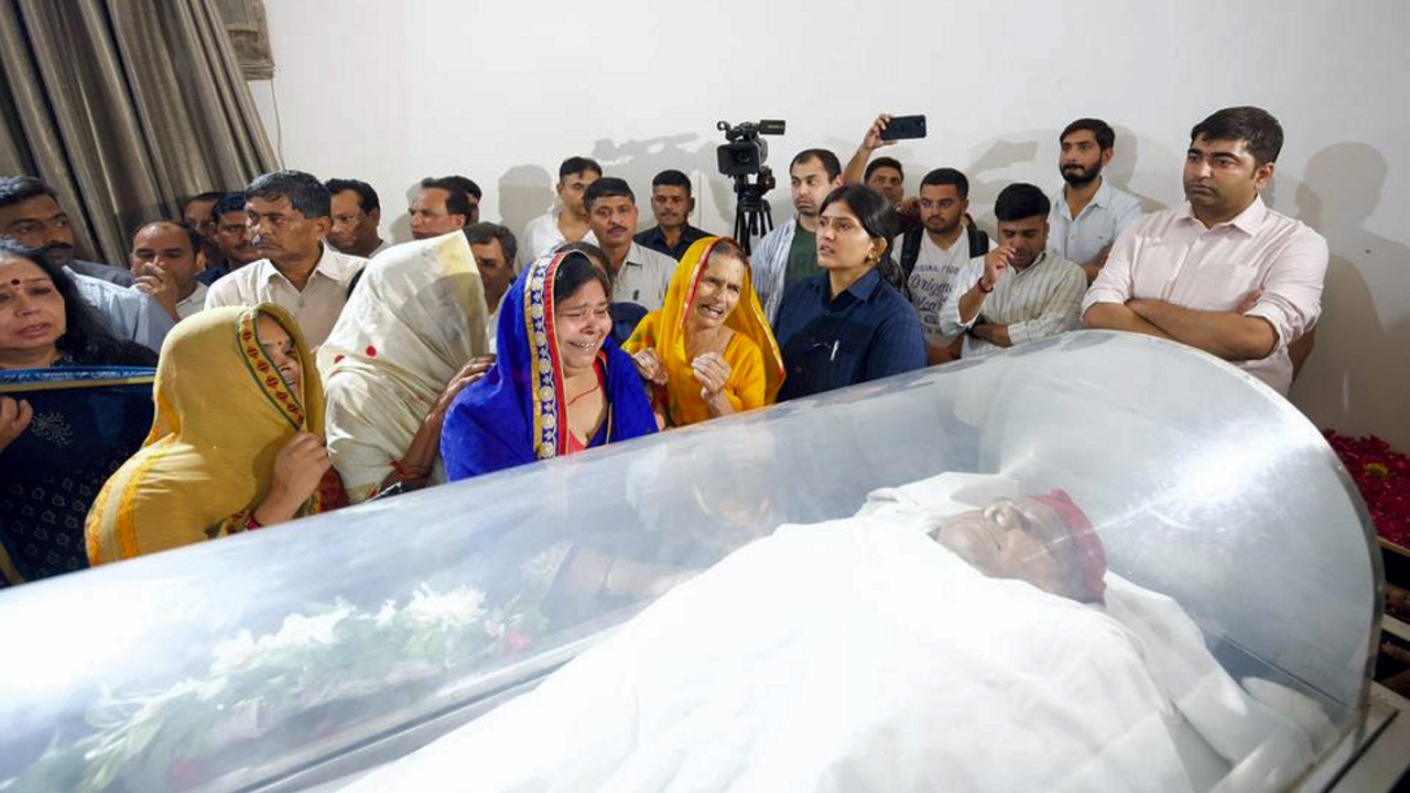 Family members and relatives mourn near the mortal remains of Mulayam Singh Yadav. Credit: Samajwadi Party