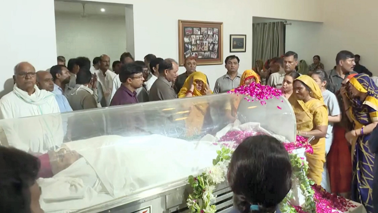 Family members surrounding the mortal remains of Samajwadi Party founder Mulayam Singh Yadav in Saifai. Credit: Samajwadi Party