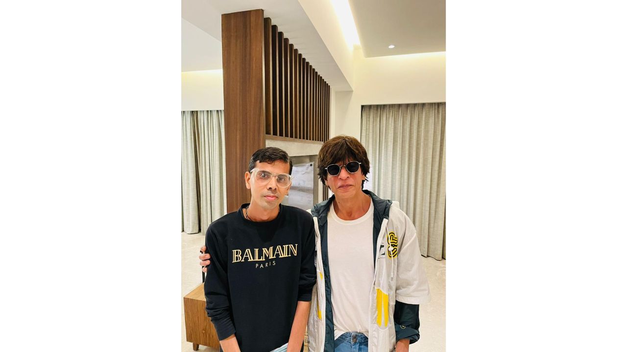 Shah Rukh Khan poses with Chennai fan club owner Sudhir Kothari. Credit: Special Arrangement