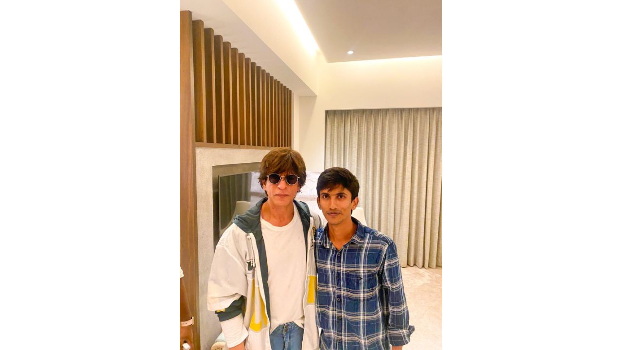 SRK made sure that all the fans got an opportunity to click solo pics with him and gave autographs to each and everyone. Credit: Special Arrangement