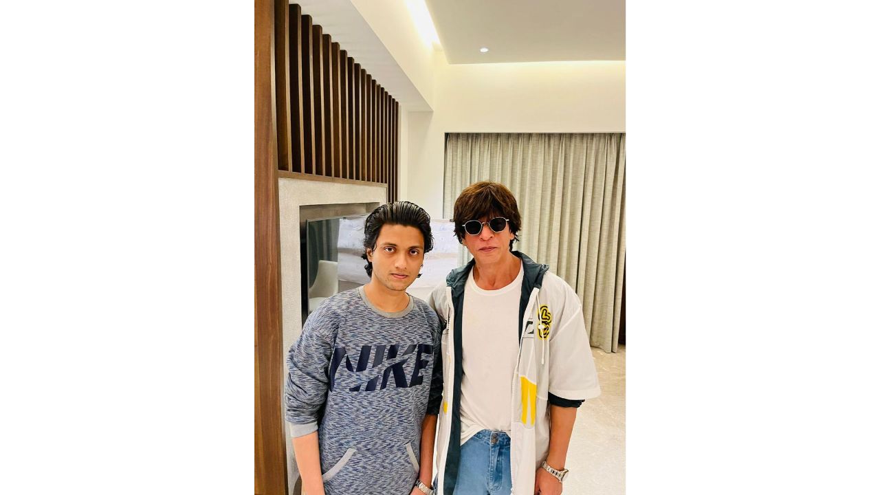 A fan poses with Shah Rukh Khan in Chennai. Credit: Special Arrangement