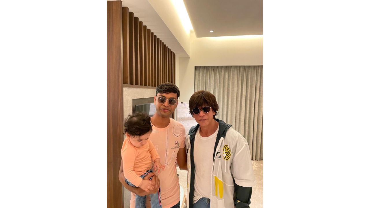 SRK with another fan at the session. Credit: Special Arrangement