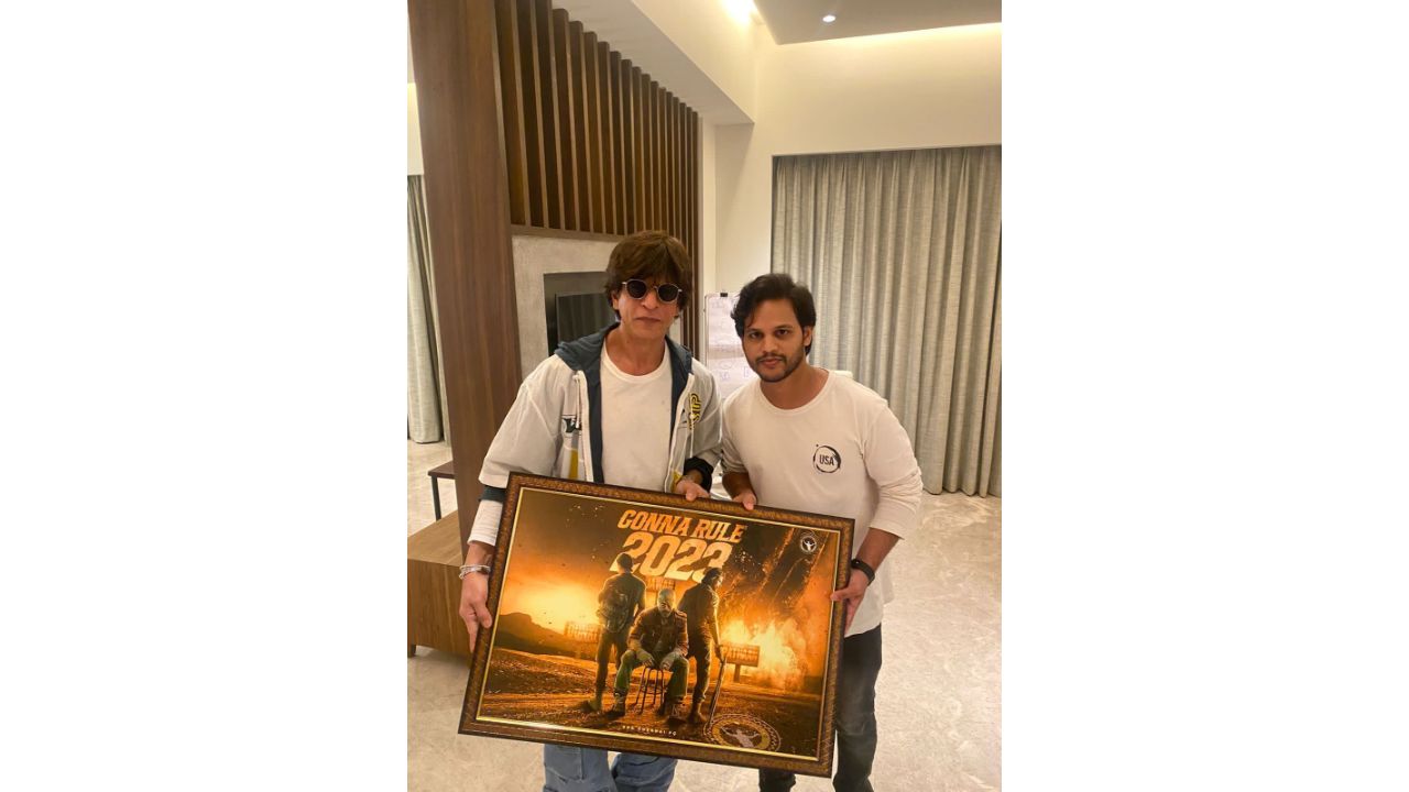 Once SRK arrived, excited fans made a beeline to give gifts and pose for photographs. Credit: Special Arrangement