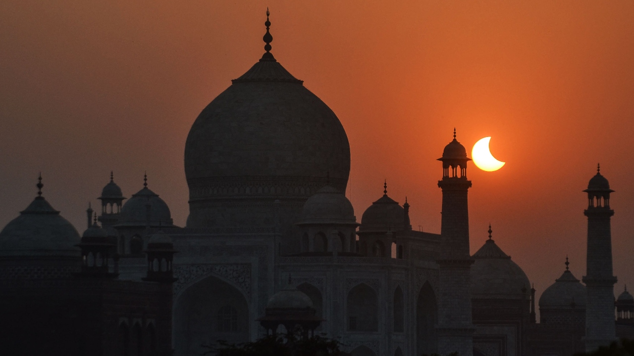 A view of the Taj Mahal in Agra during the partial solar eclipse. Credit: AFP Photo