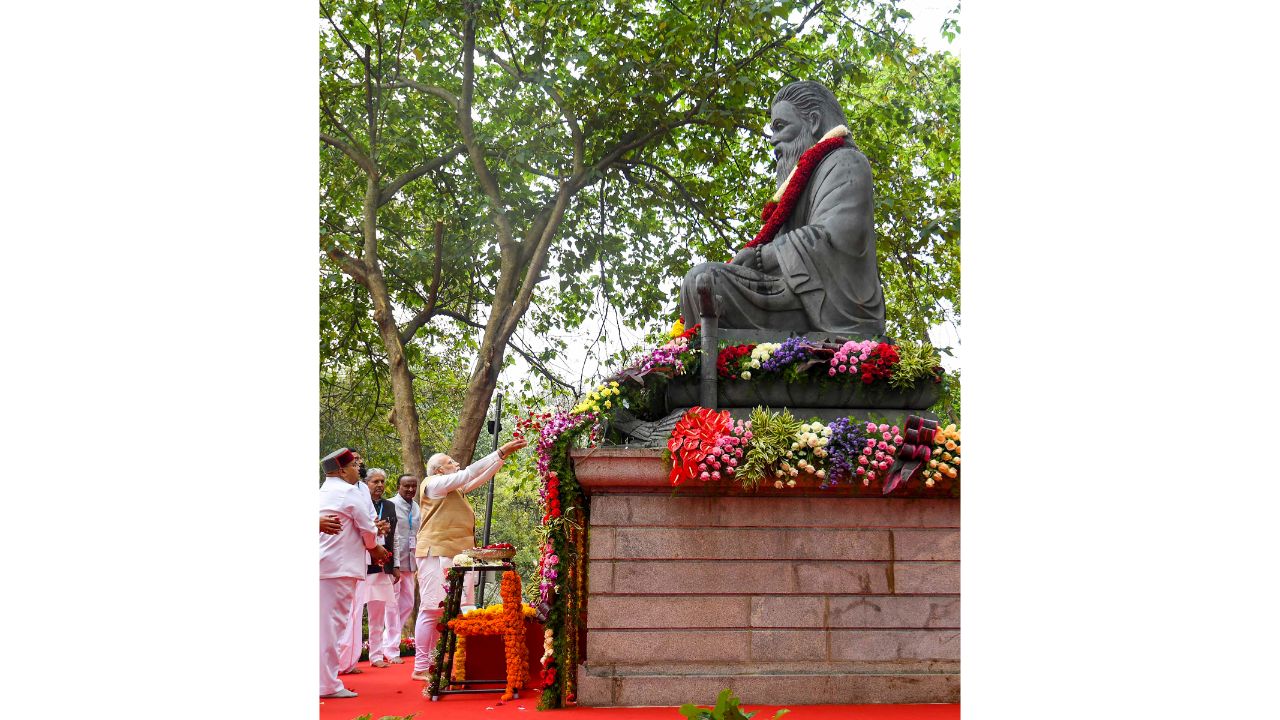 He then paid tribute to the statue of Maharshi Valmiki, the author of the epic 'Ramayana'. Credit: Twitter/@narendramodi