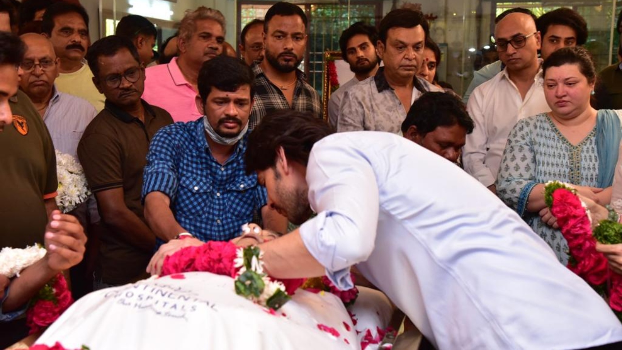 An emotional picture of Mahesh Babu paying tribute to the mortal remains of his father Krishna in Hyderabad. Credit: Twitter/@SureshKondi_