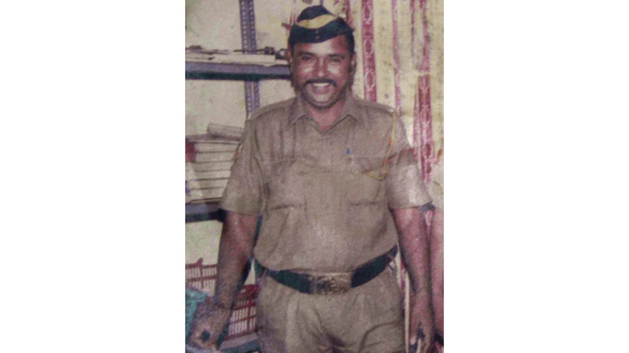 Despite being shot over 40 times, heavily injured Assistant Sub-Inspector (ASI) Tukaram Omble singlehandedly nabbed Ajmal Kasab alive. Credit: Twitter/@GChintamani
