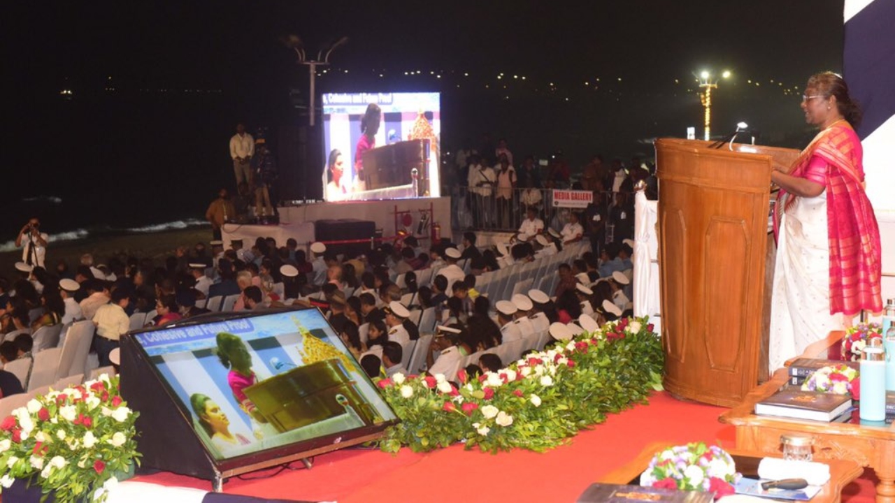 President of India and the Supreme Commander of Armed Forces Droupadi Murmu was the chief guest at the event organised at Ramakrishna Beach in Visakhapatnam. Credit: Twitter/@rashtrapatibhvn