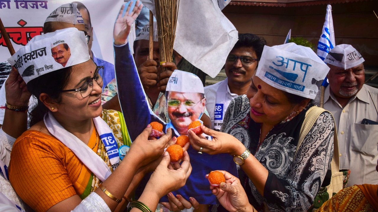 Aam Admi Party workers celebrate Delhi MCD election results at Shivaji Maharaj Chowk, Vashi in Navi Mumbai. Credit: PTI Photo