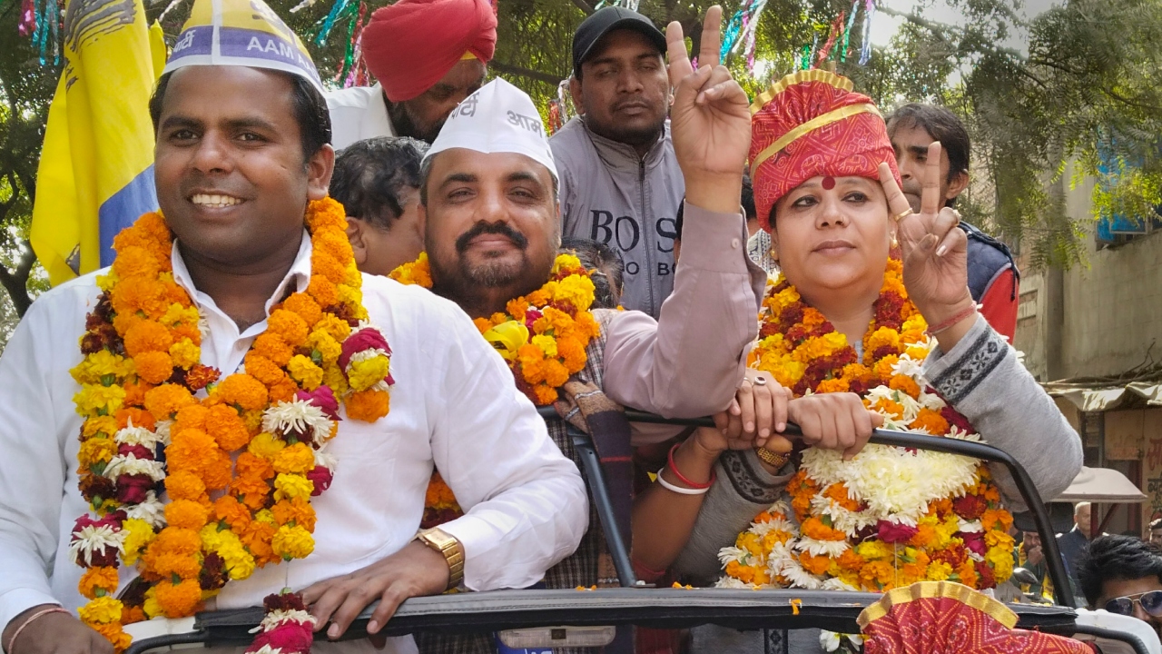 AAP leader and the lone transgender candidate Bobi flashes victory sign after winning from the Sultanpuri-A ward of MCD, in New Delhi. Credit: PTI Photo