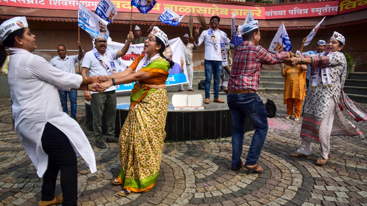 Aam Admi Party workers celebrate Delhi MCD election results at Shivaji Maharaj Chowk, Vashi in Navi Mumbai. Credit: PTI Photo