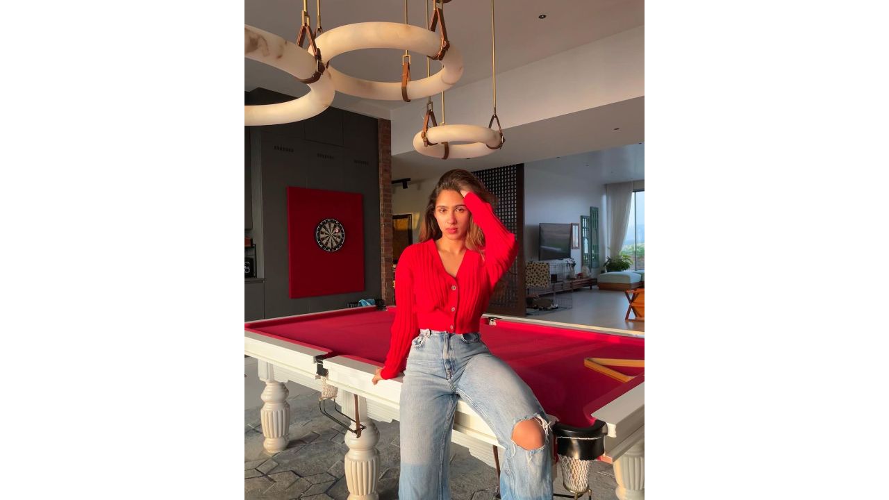Hrithik Roshan's niece Pashmina is all set to enter the Bollywood with the remake of 'Ishq Vishk' alongside Rohit Saraf, Jibraan Khan, and Naila Grewal. Credit: Instagram/@pashminaroshan
