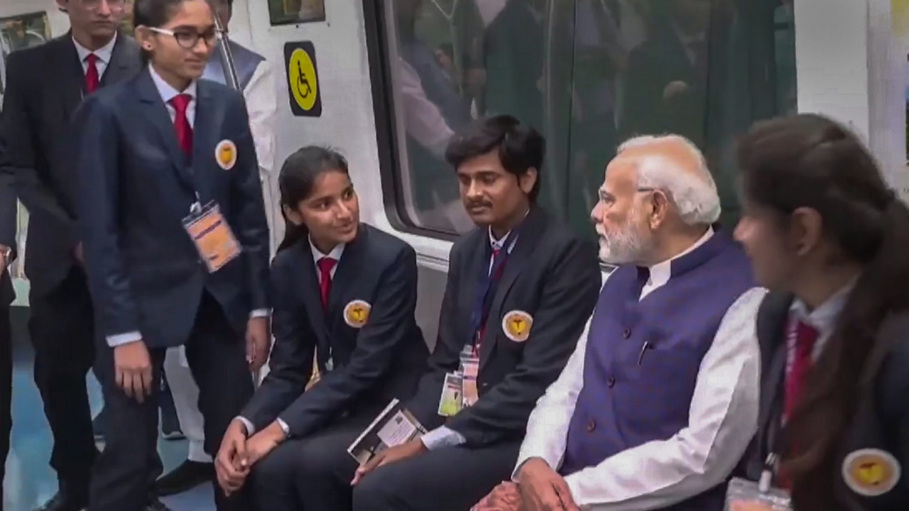 He also had fruitful conversations with school students after he boarded the metro. Credit: Twitter/@CMOMaharashtra