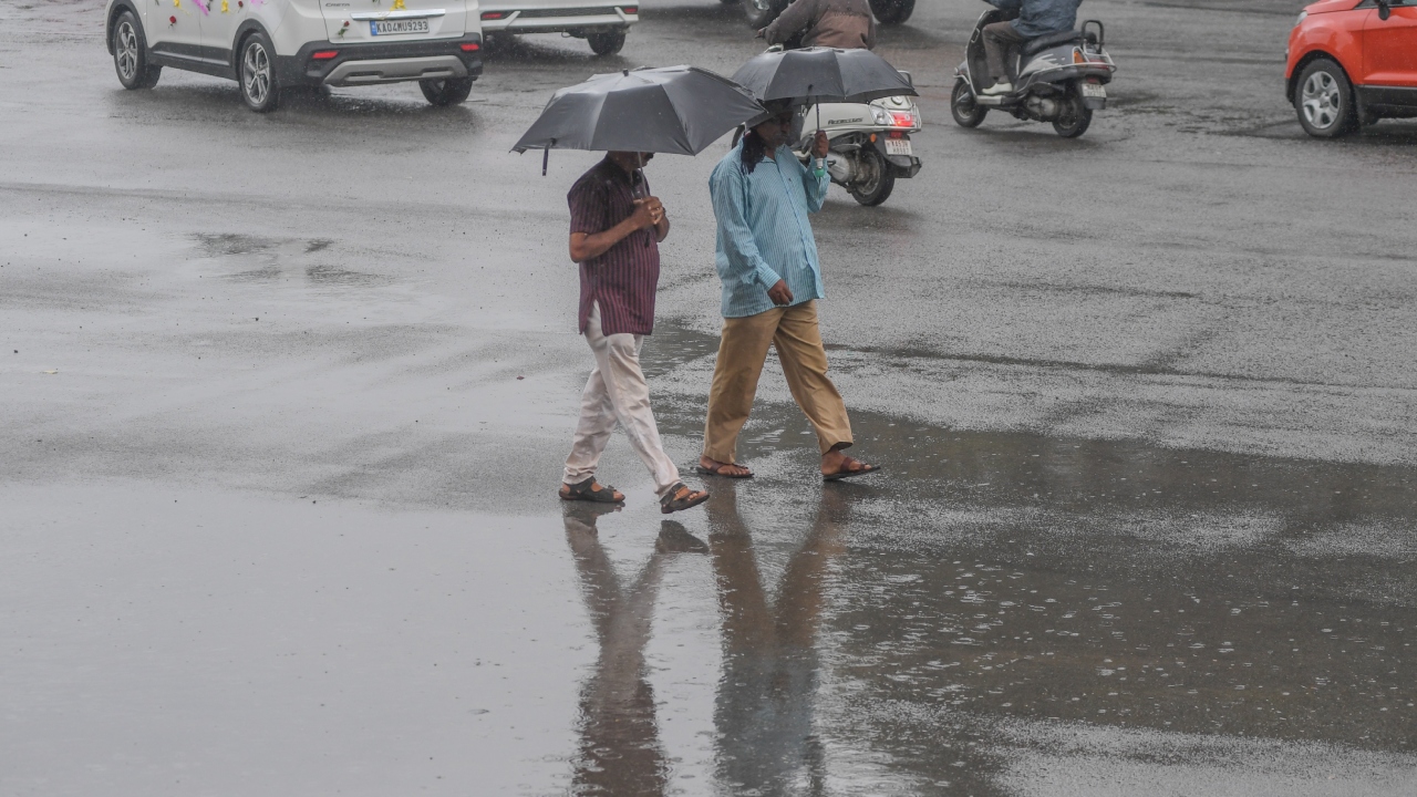 Bengaluru witnessed light to moderate rains and cloudy skies due to the effect of cyclone Mandous, which crossed the coast in neighbouring Tamil Nadu. Credit: S K Dinesh/DH Photo