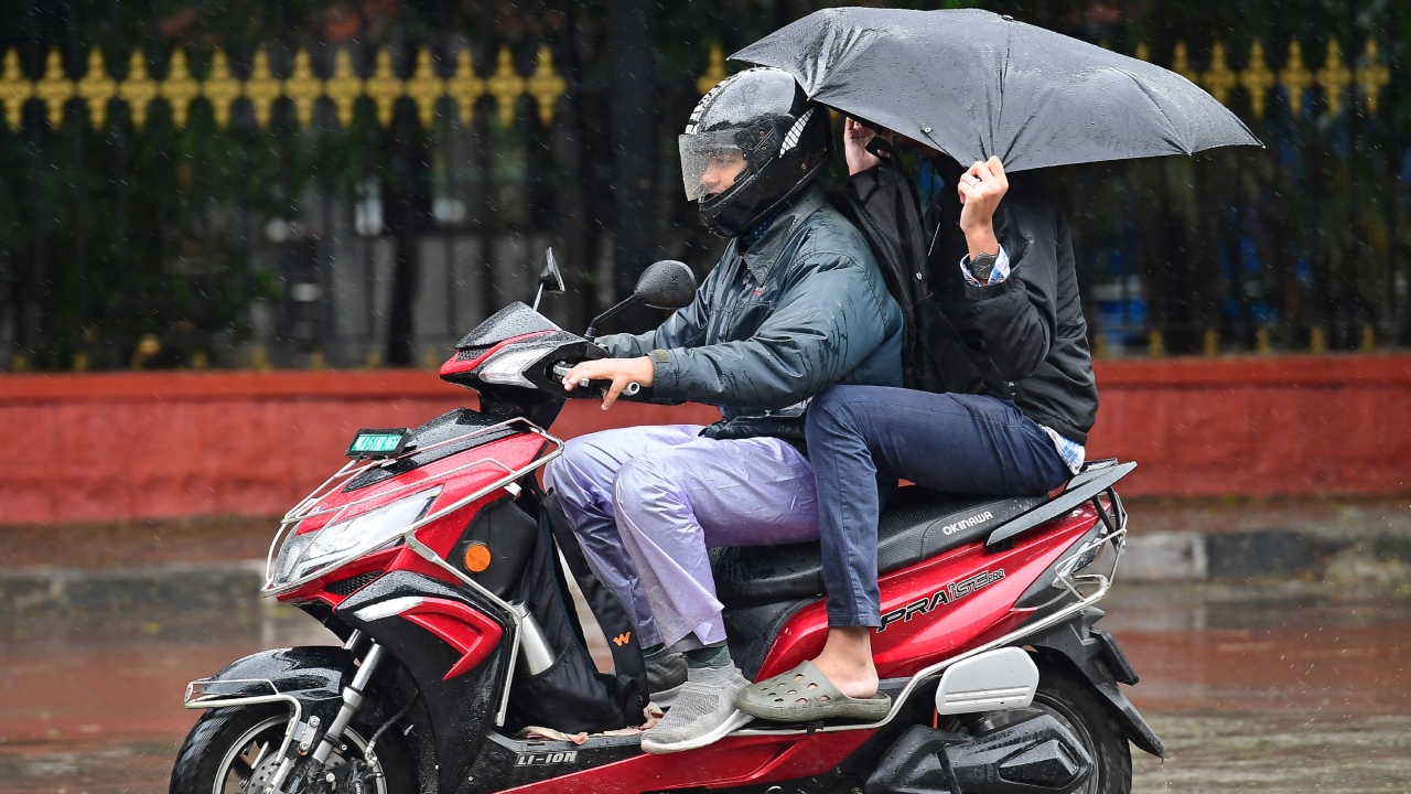 Karnataka coastal regions and north interior regions are likely to receive heavy rainfall with lightning and thunder till Tuesday (December 12). Credit: Ranju P/DH Photo